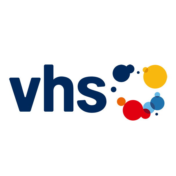 Das Logo zeigt den Schriftzug "vhs" mit bunten, kreisförmigen Elementen in Blau, Rot und Gelb.