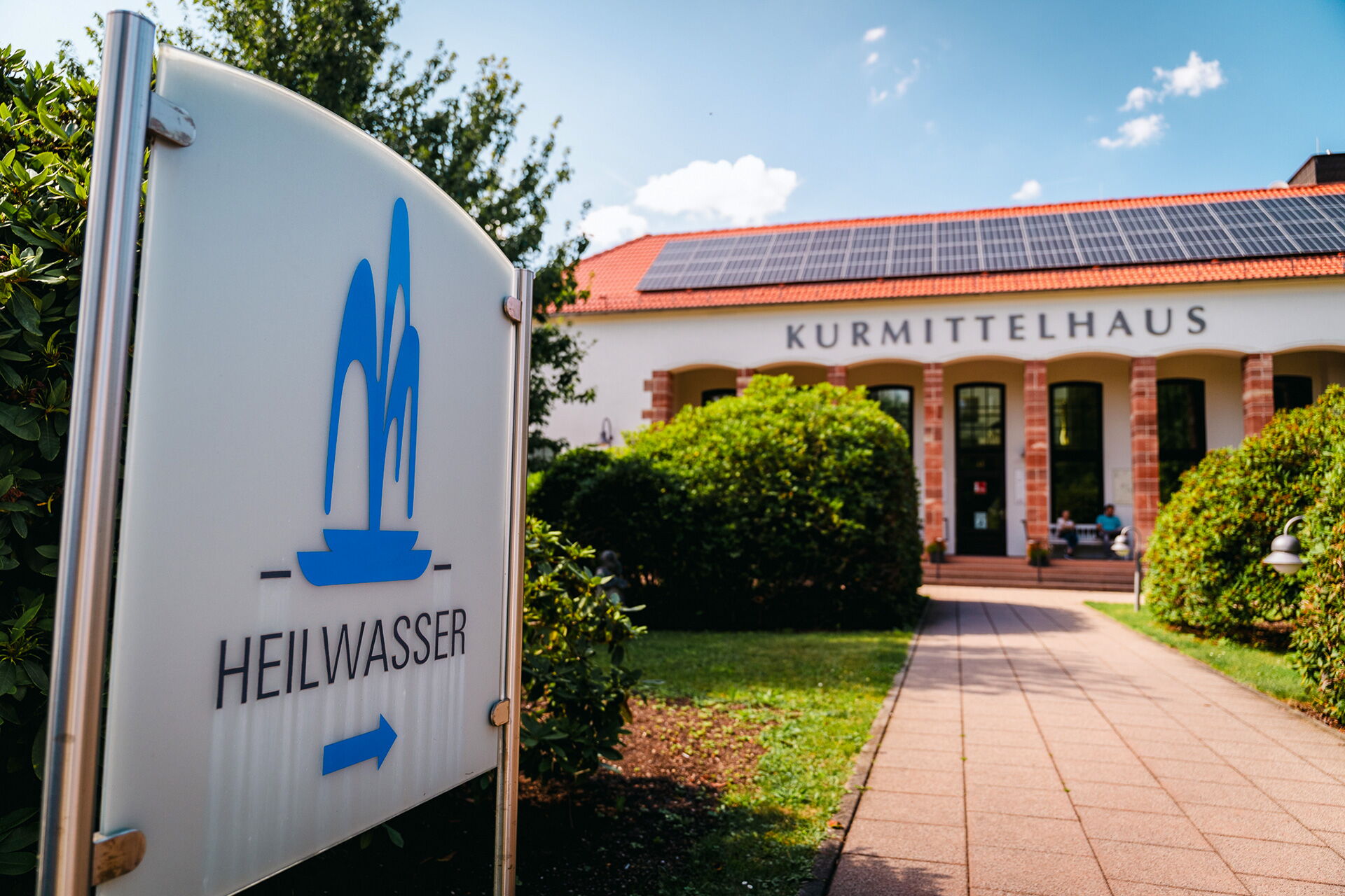 Ein Schild mit der Aufschrift "Heilwasser" weist den Weg zum Kurmittelhaus in Bad Klosterlausnitz.