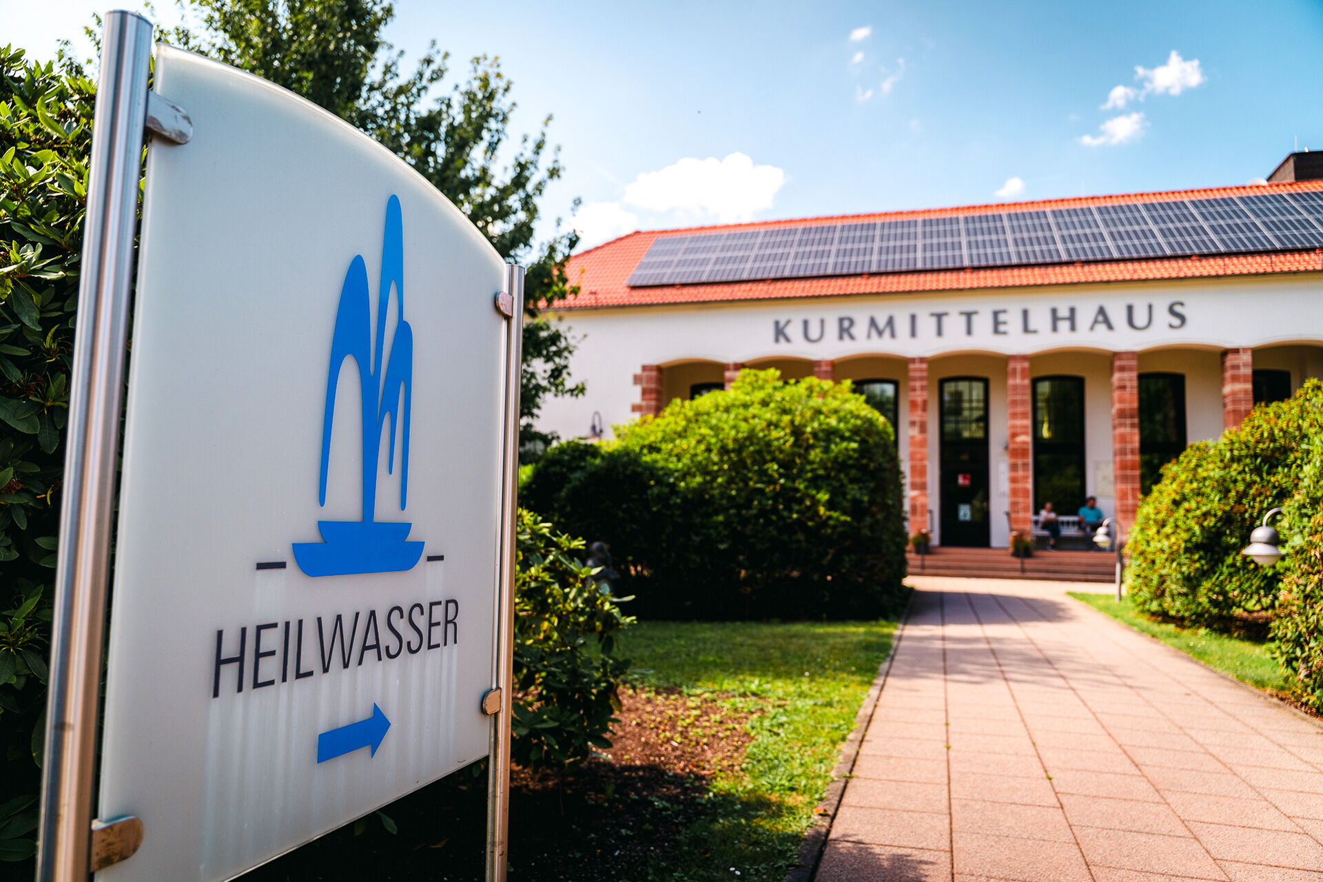 Ein Schild mit der Aufschrift "Heilwasser" weist den Weg zum Kurmittelhaus in Bad Klosterlausnitz.