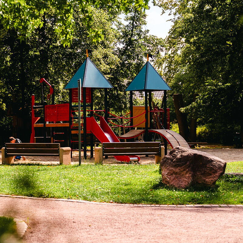 Fußballspieler in grünen und pinken Trikots spielen ein Spiel auf einem Sportplatz in Bad Klosterlausnitz.