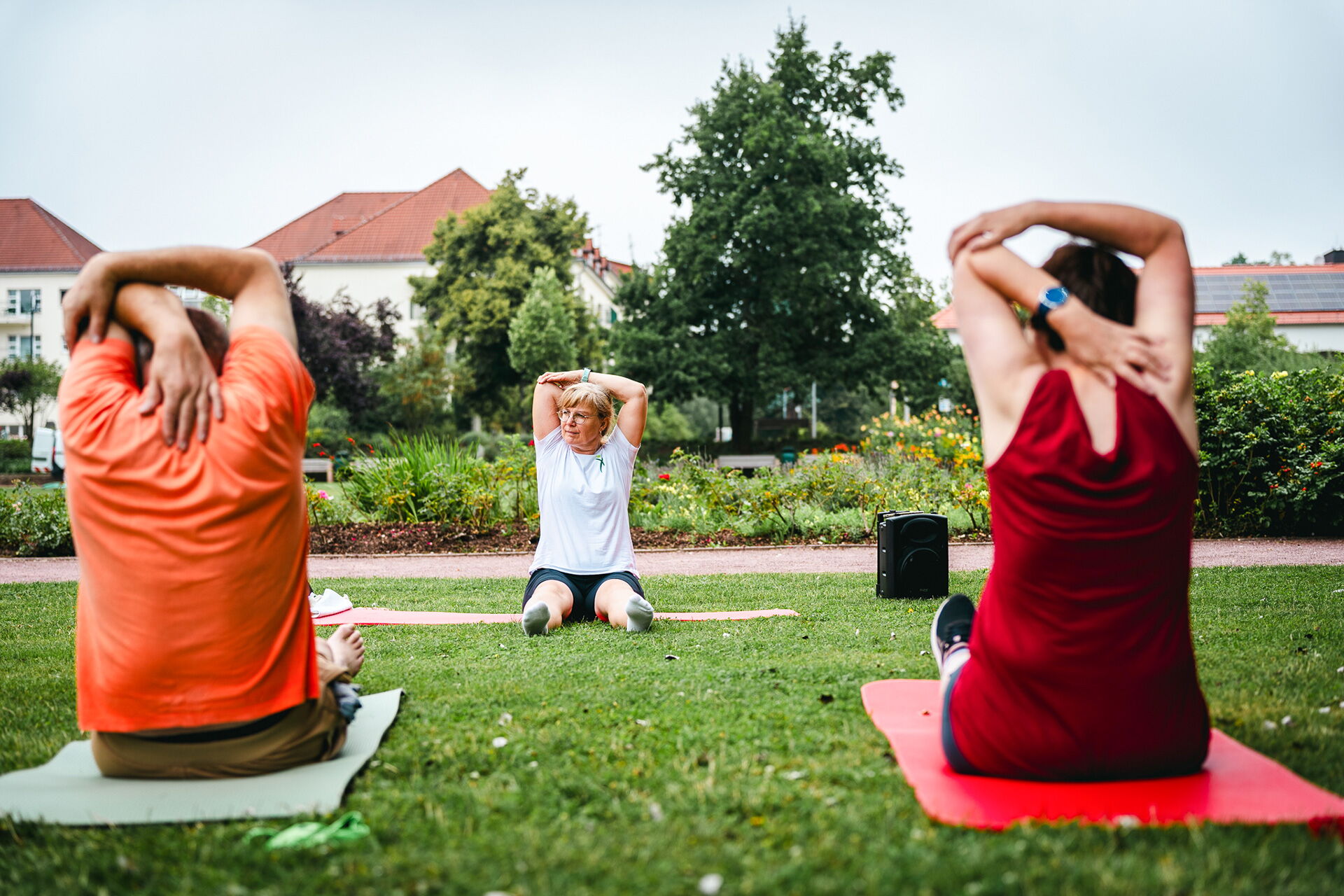 Menschen machen Yoga-Übungen im Kurpark Bad Klosterlausnitz