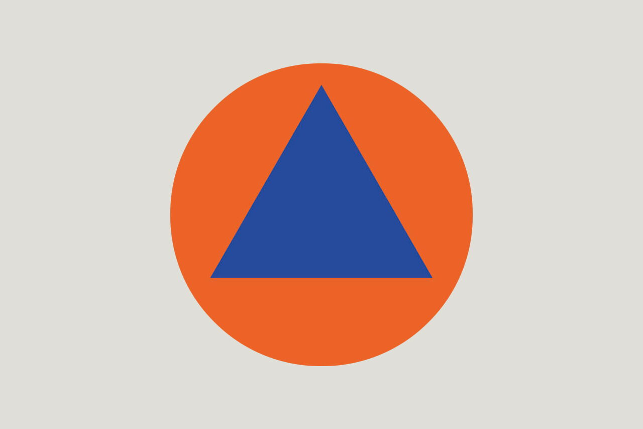 Ein blaues Dreieck ist zentral in einem orangefarbenen Kreis platziert, symbolisierend den Bevölkerungsschutz.